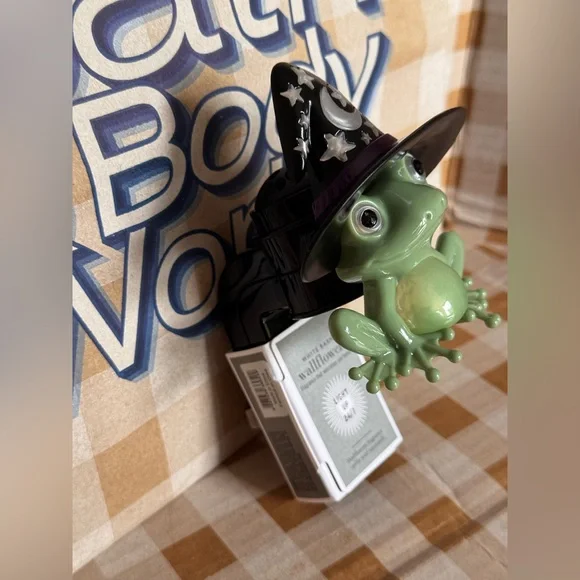 NWT B&BW Witchy Frog Wallflower Plug Nightlight & NWT/SEALED MYSTERY REFILL - Picture 3 of 7